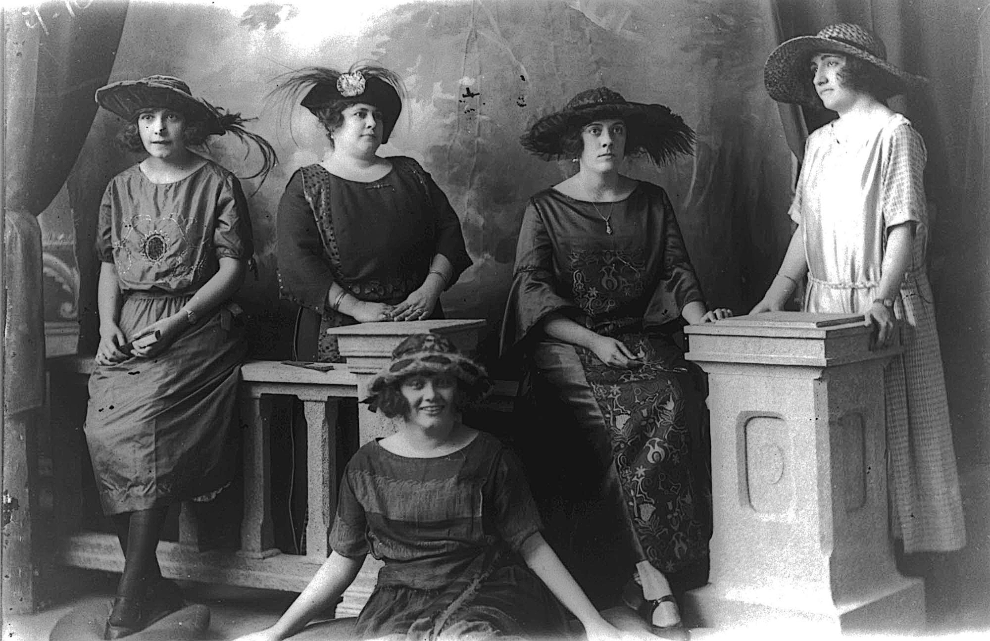 Autore sconosciuto, Ritratto in studio a gruppo di signore dellalta borghesia dellAvana, 1905 circa.
