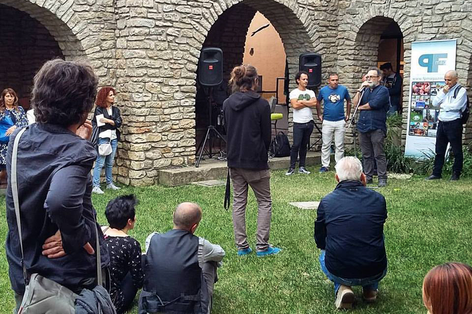 L'intervento di Sandro Iovine, direttore di FPmag, <em>media partner</em> di BFoto Fest 2016, durante l'inaugurazione della sesta edizione della manifestazione nel chiostro della Fiera del Tappeto di Mogoro.  Natalia Tedde.