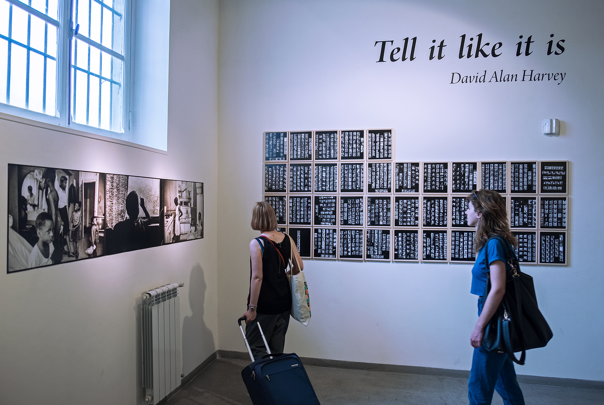 Durante la visita alla mostra Tell it like it is di David Alan Harvey negli spazi di Officine Fotografiche Roma.  FPmag.