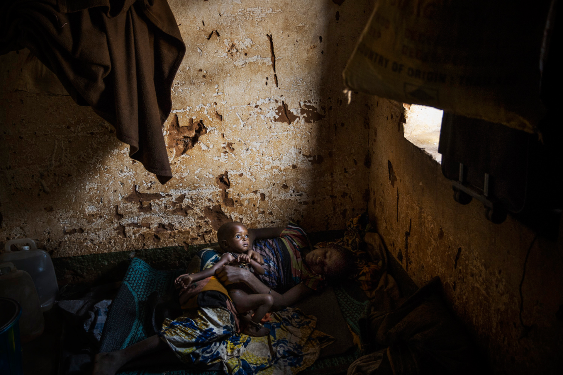 Un bambino malnutrito con sua madre a Yaloke, dove circa 500 Fulani -una trib musulmana- vivono dopo essere stati attaccati dai miliziani anti-Balaka.  William Daniels/Panos Pictures.