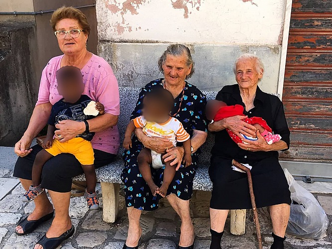 Un pomeriggio qualunque abbascio a chiazzlla. Da sinistra: Z Nicolina, Z Vicenza e Z Maria fanno da nonne ai piccoli che vivono nel centro accoglienza situato vicino alle loro abitazioni.  Forum dei Giovani di Campoli.