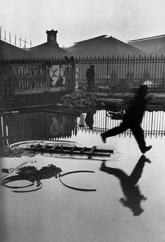 Henri Cartier-Bresson, Place de l'Europe, Stazione Saint Lazare, Parigi, Francia 1932  Henri Cartier-Bresson/Magnum Photos