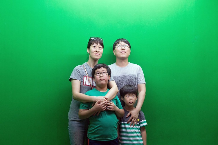 Filippo Venturi, Una famiglia aspetta di essere fotografata su un green screen a cui verr aggiunto un paesaggio marino, allAcquario della citt portuale Busan (nella punta sud-est della Penisola).  Filippo Venturi