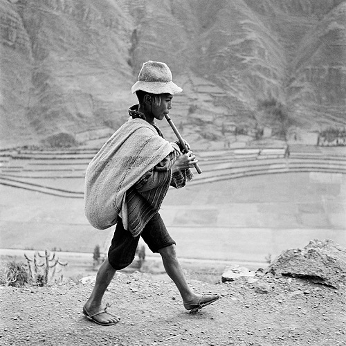 Werner Bischof, On the road to Cuzco, near Pisac, in the Valle Sagrado of the Urubamba river, Per, May 1954.  Werner Bischof/Magnum Photos