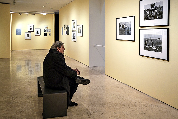 Un momento della visita alla mostra Magnum Manifesto. Guardare il mondo e raccontarlo in fotografia durante l'anteprima stampa.  Ruggero Passeri
