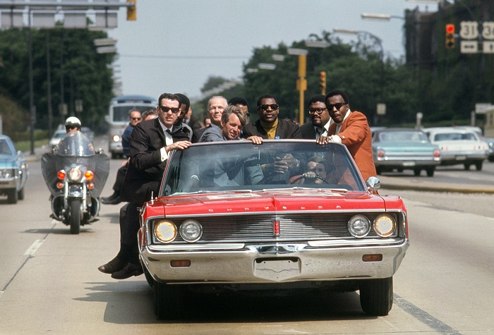 Bill Eppridge, Campagna elettorale di Bobby Kennedy con lex pugile Tony Zale e le star della N.F.L. Lamar Lundy, Rosey Grier e Deacon Jones, Indiana, 1968.  Bill Eppridge
