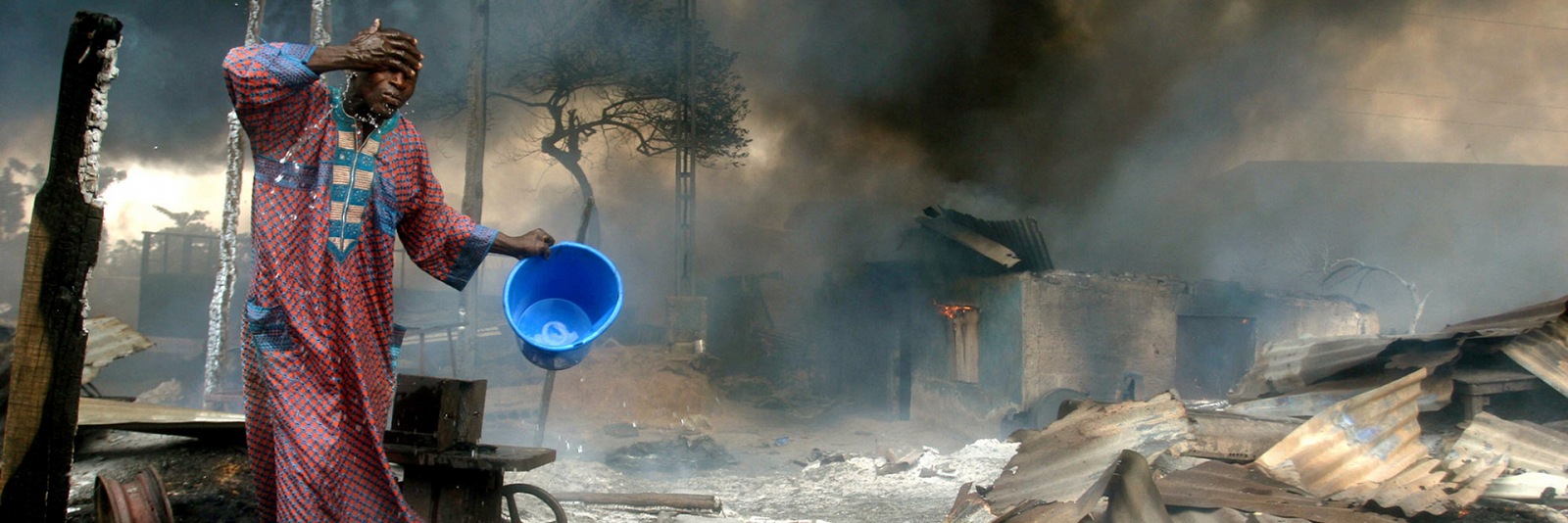 Festival Photo La Gacilly 2017, 3 giugno - 30 settembre 2017. Foto: A man rinses soot from his face at the scene of a gas pipeline explosion near Nigeria's commercial capital Lagos in this December 26, 2006 file photo. Up to 500 people were burned alive when fuel from a vandalised pipeline exploded in Nigeria's largest city. Hundreds of residents of the Abule Egba district went to scoop fuel using plastic containers after thieves punctured the underground pipeline overnight to siphon fuel into a road tanker, locals said. Akintunde Akinleye/Reuters.