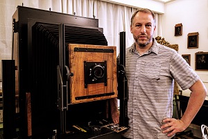 Nicolas Lambert posa per FPmag accanto alla preziosa Polaroid Land Camera 20x24cm affidatagli da Studio Berlin.  Salvo Veneziano/Palermofoto.