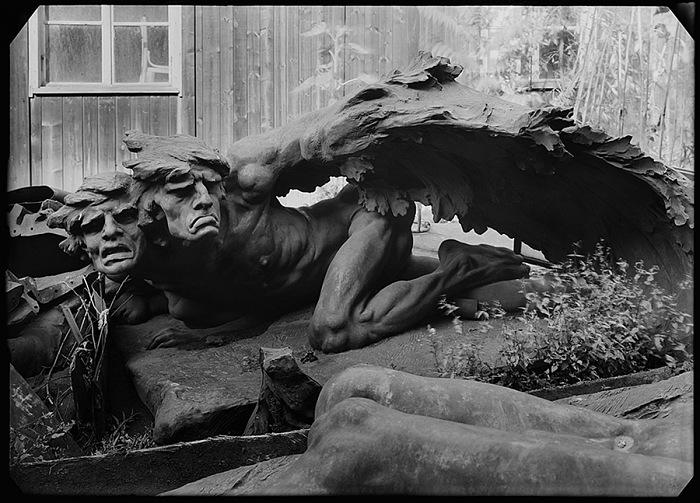 Josef Sudek, Collezione di metalli a Manin nel 1945, scultura dal monumento di Frantiek Palack (positivo).  Josef Sudek