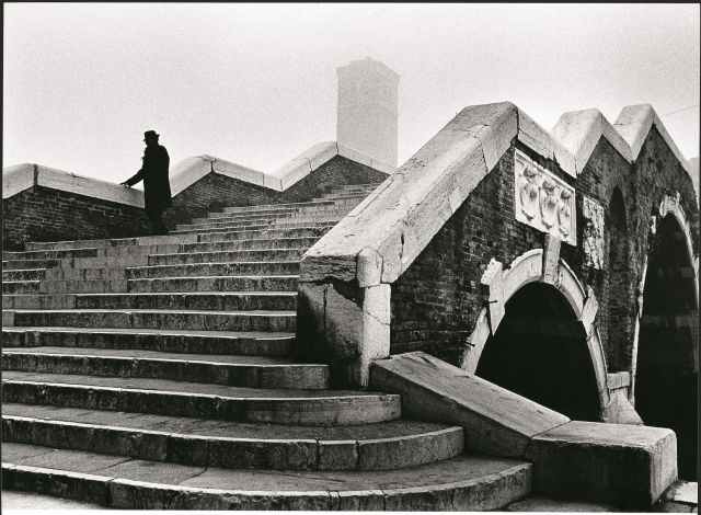 Fulvio Roiter, Ponte dei Tre Archi, Venezia, 1979.  Fondazione Fulvio Roiter.