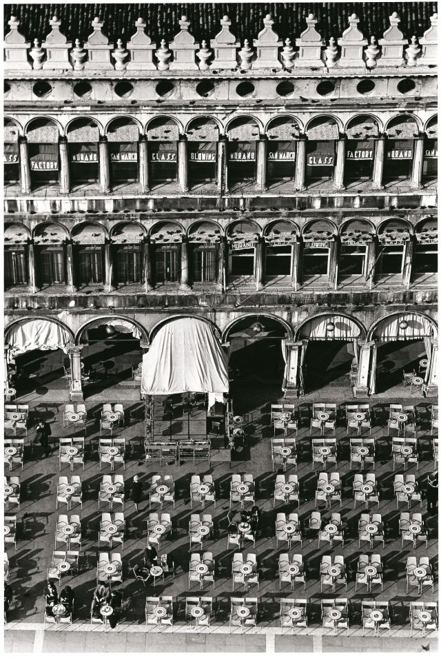 Fulvio Roiter, Piazza San Marco, Venezia, 1983.  Fondazione Fulvio Roiter.