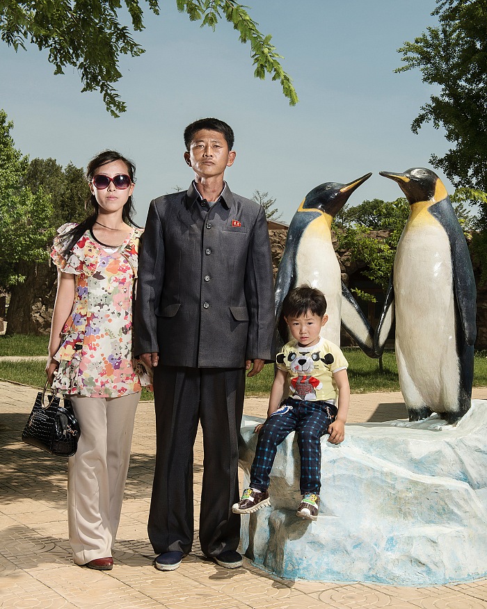 Stphan Gladieu, Una famiglia in posa nello zoo centrale di Pyongyang, Pyongyang, giugno 2017.  Stphan Gladieu, Courtesy de School Gallery/Olivier Castaing.