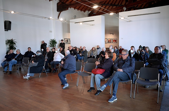 Un momento dell'inaugurazione della mostra Il Grande sogno di Chiara Samugheo presso la sala delle Carrozze di Villa Marazzi a Cesano Boscone, in provincia di Milano.  FPmag.