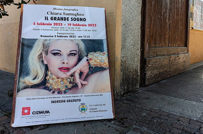 L'ingresso alla mostra Il Grande sogno di Chiara Samugheo presso la sala delle Carrozze di Villa Marazzi a Cesano Boscone, in provincia di Milano.  FPmag.