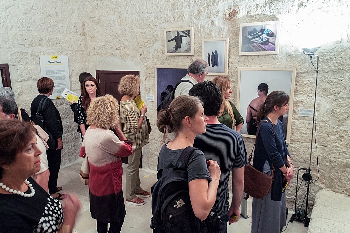 Visitatori alla mostra Different Shades of Blue di Myriam Meloni durante l'inaugurazione della prima edizione di PhEST presso il castello Carlo V a Monopoli.  FPmag.