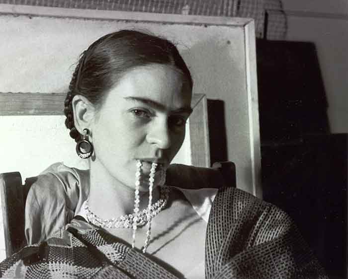 Lucienne Bloch, Frida biting her necklace, New Workers School, NYC, 1933.  Lucienne Bloch