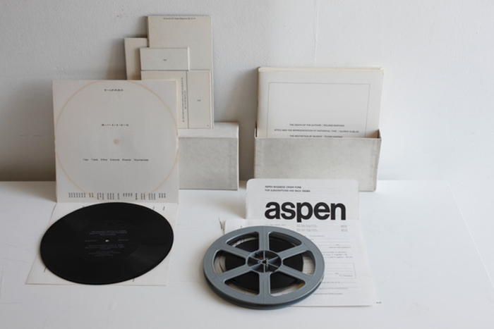 Aspen magazine, numero 5+6, <em>The Minimalism Issue</em> (1967). Aspen  la prima rivista darte che ha pubblicato registrazioni fonografiche e pellicole con film originali