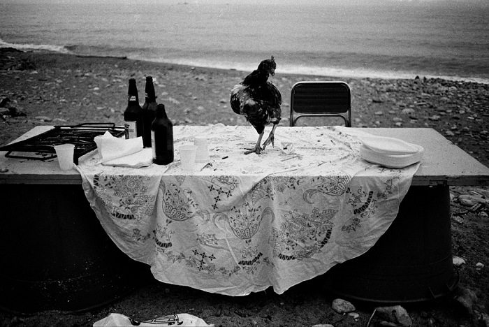 Letizia Battaglia, Nella spiaggia della Arenella la festa  finita, Palermo, 1986. Courtesy l'artista