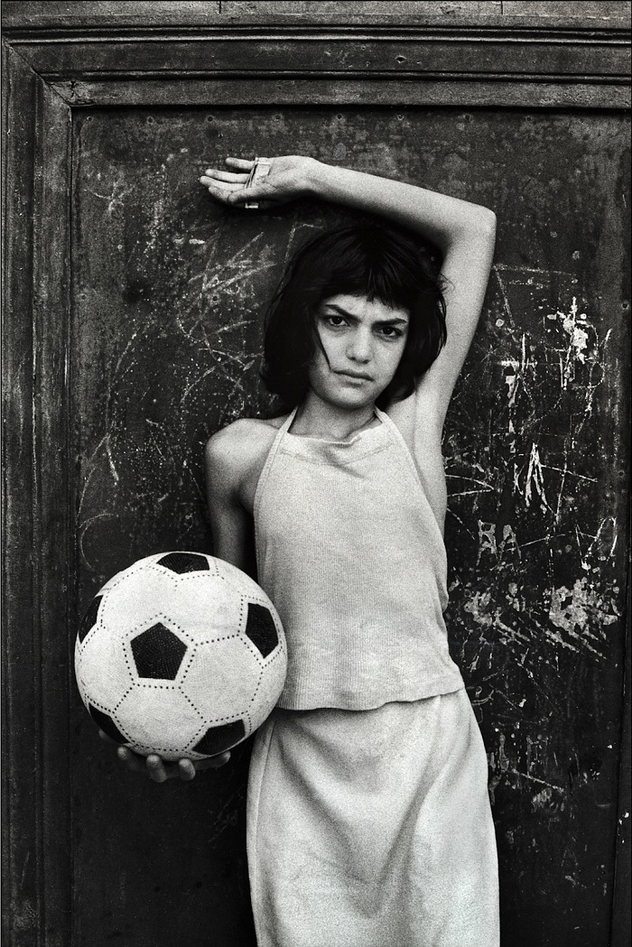 Letizia Battaglia, La bambina con il pallone, quartiere la Cala, Palermo, 1980. Courtesy l'artista