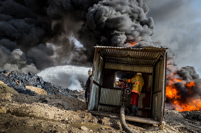 Pozzi petroliferi dati alle fiamme dallISIS durante la ritirata da Mosul. I civili soffrono ancora di gravi conseguenze respiratorie. Regione di Qayyarah, Iraq, 31 Ottobre 2016.  Alessandro Rota