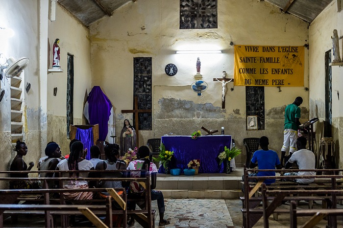 In Senegal cristiani e musulmani hanno sempre convissuto pacificamente. La nuova costituzione approvata nel 2001 riconosce la laicit dello stato e la libert di culto. Chiesa cristiana, Fimela, Senegal, 8 Dicembre 2016.  Alessandro Rota.