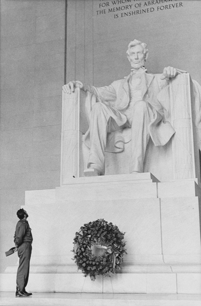 Alberto Korda, Davide e Golia, Lincoln Memorial, Washington, aprile 1959.  Alberto Korda