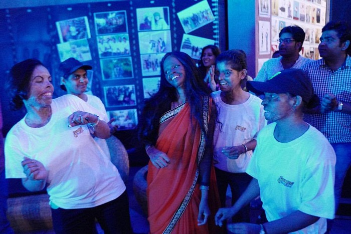 Federico Borella, Soniya, laxsmi, Ritu e Rupa ballano durante l'inaugurazione del 2 Sheroes Hangout Cafe nella capitale dell'Uttar Pradesh.  Federico Borella