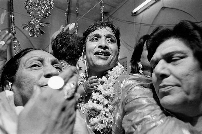 Dayanita Singh, Myself Mona Ahmed, 1989-2001. Portfolio di 21 fotografie. Stampa ai sali dargento virata al selenio, 30,5x45,5cm ciascuna.  Dayanita Singh.