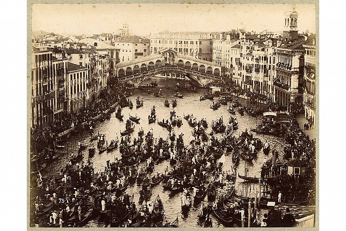 Paolo Salviati, Regata storica, Venezia, 1880, dalla mostra I fotografi veneti del Novecento.  Paolo Salviati.