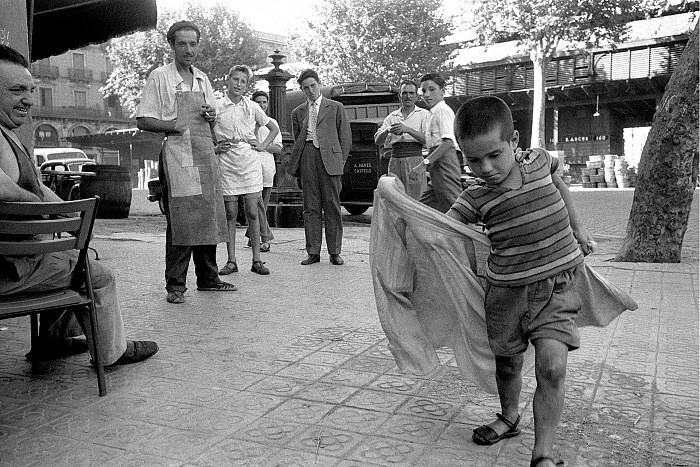 Evaristo Fusar, Aspirante torero per le strade di Siviglia, 1959, dalla mostra Evaristo Fusar. I grandi reportages.  Evaristo Fusar.