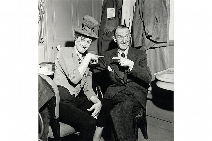 Erich Lessing, Stan Laurel con Marcel Marceau, Parigi, 1958, dalla mostra Il volto del cinema.  Erich Lessing.