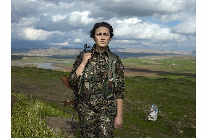 Newsha Tavakolian, Farashin Mehriva, 21 anni, da Qamishlou, dalla mostra Newsha Tavakolian.  Newsha Tavakolian/Magnum Photos.