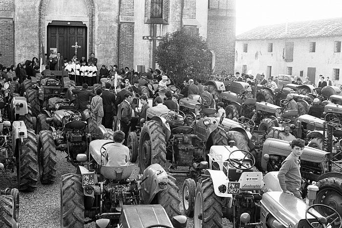 Italo Michieli, La benedizione dei trattori, Savorgnano di San Vito al Tagliamento, anni_60, dalla mostra Segni della Vita Contadina.  Italo Michieli.