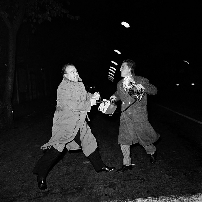 Marcello Geppetti, Don Gussoni litiga con il fotografo Giacomo Alexis, Roma, 1959.  Marcello Geppetti/Eredi Marcello Geppetti