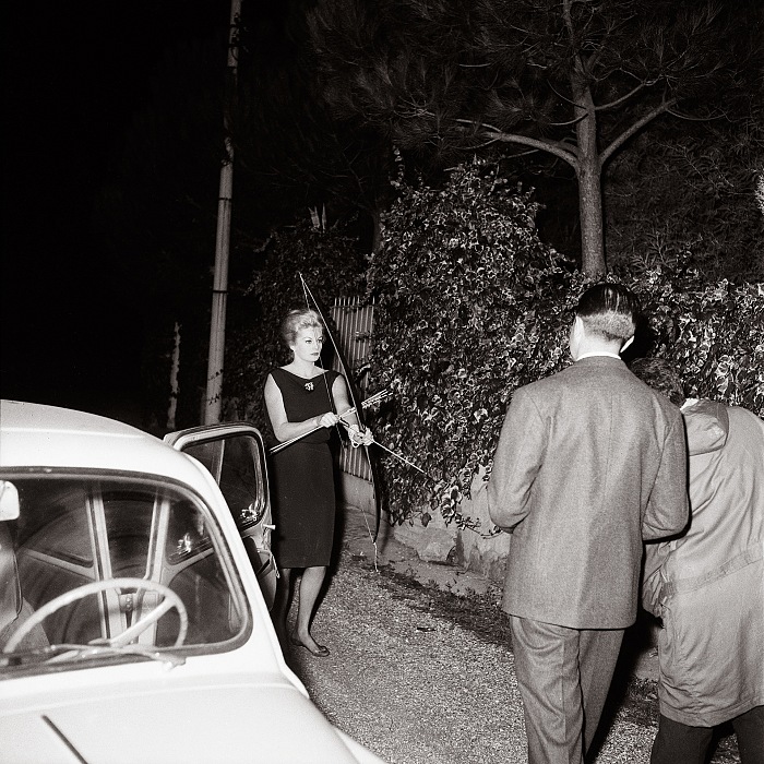 Marcello Geppetti, Anita Ekberg con arco e frecce, 20 ottobre 1960.  Marcello Geppetti/Eredi Marcello Geppetti