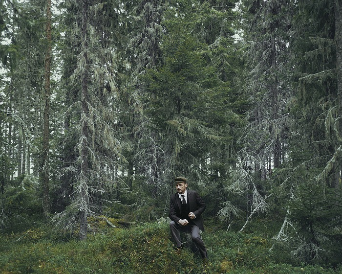 Davide Monteleone, La foresta che circonda la ferrovia nei pressi di Umea, iLENIN #11, Svezia, novembre 2016. Dalla serie The April Theses.  Davide Monteleone