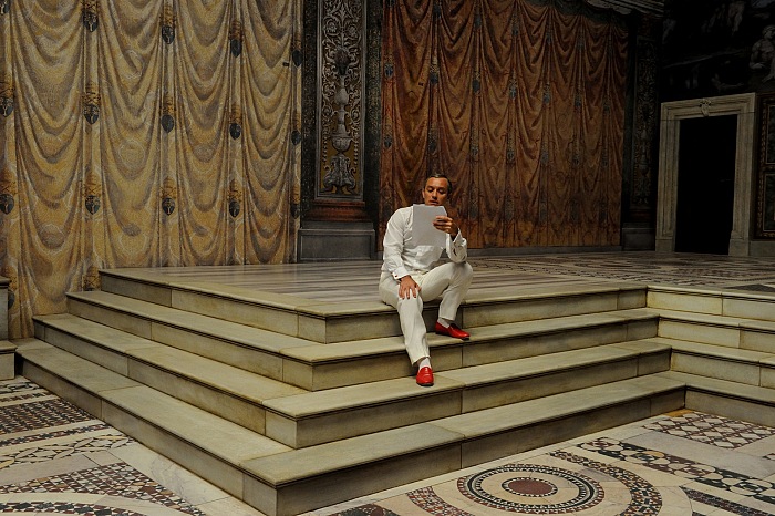 Gianni Fiorito, dal set di The Young Pope di Paolo Sorrentino, 2015. Nella foto Jude Law.  Gianni Fiorito -  WILDSIDE / Sky Italia