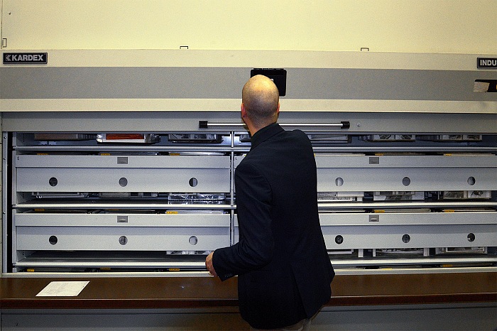 Fabrizio Trisoglio, responsabile scientifico di Fondazione AEM, mostra il funzionamento dell'armadio automatico di consultazione Kardex, durante la visita guidata della prima giornata di apertura straordinaria degli Archivi Storici di Fondazione AEM.  FPmag.
