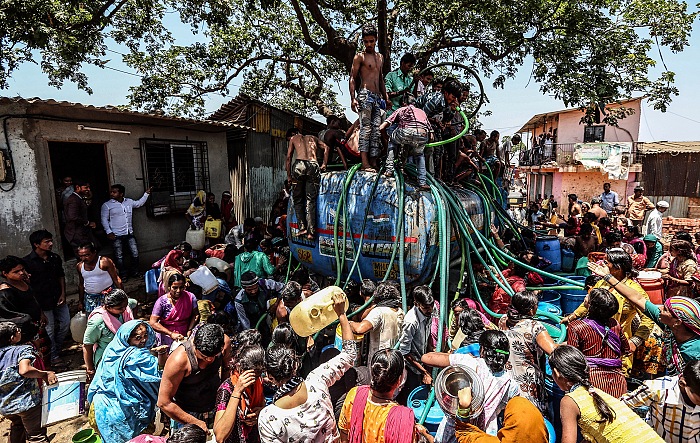 Divyakant Solanki, People collects water from a water tanker, Bhiwandi. Con questa immagine l'autore si  aggiudicato il primo posto al World Water Day 22 Marzo 2017 Photo Contest.  Divyakant Solanki