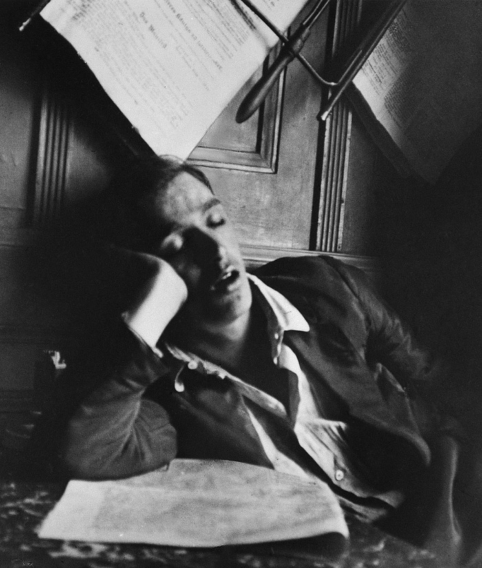 Andr Kertsz, Jeune homme endormi, Budapest, 1912. Ministre de la Culture et de la Communication / Mdiathque de larchitecture et du patrimoine / Dist Rmn  Donation Andr Kertsz