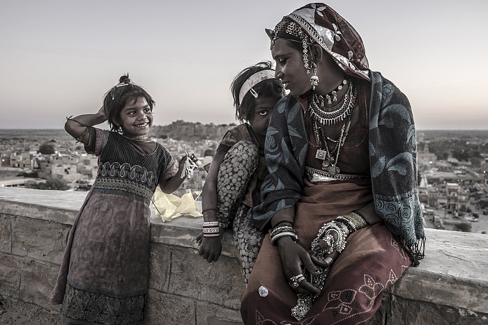 Bruno Tamiozzo, Ritratto di una madre con le proprie figlie, nei pressi del Forte di Jaisalmer, Jaisalmer, Rajasthan, India, 2016.  Bruno Tamiozzo.