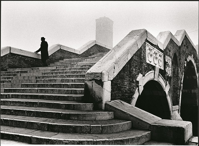 Fulvio Roiter, Ponte dei Tre Archi, Venezia, 1979.  Fondazione Fulvio Roiter