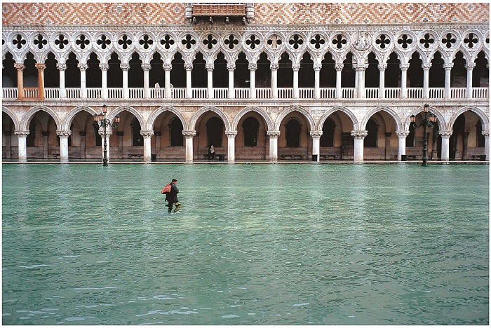 Fulvio Roiter, Acqua alta in Piazzetta San Marco, 2002.  Fondazione Fulvio Roiter