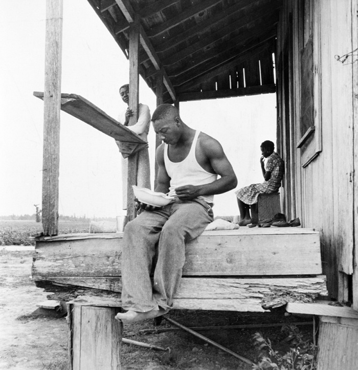 Dorothea Lange, Mezzadro mangia nel portico. Clarksdale County, Mississippi, U.S.A., giugno-luglio 1937.  Dorothea Lange. Courtesy Farm Security Administration/Office of War Information Photograph Collection/The Library of Congress