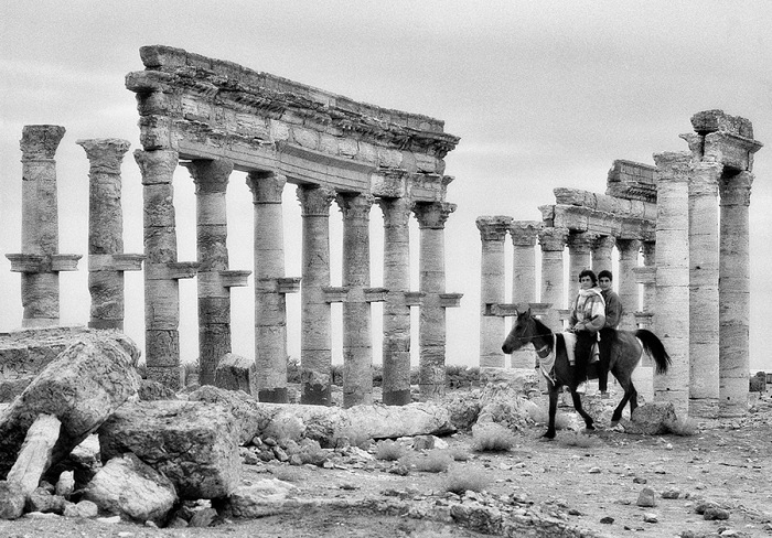 Elio Ciol, Palmira, la Via Colonnata, 1996.  Elio Ciol