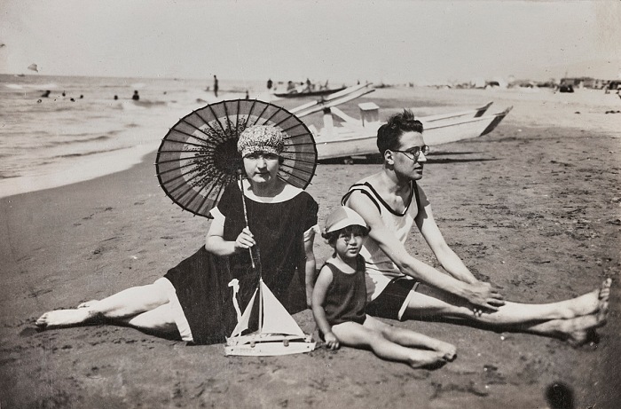 Famiglia in posa sulla spiaggia di Viareggio, 1926.  Archivi Alinari