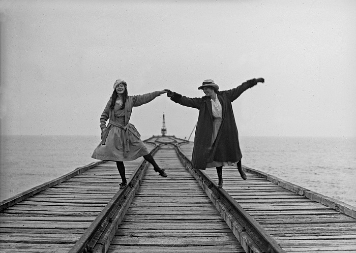 La gioia di un'amicizia sul pontile di Forte dei Marmi, 1917.  Archivi Alinari