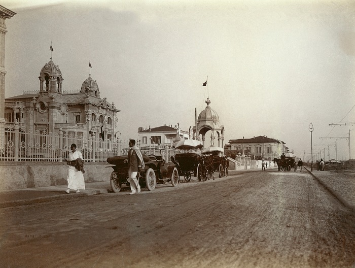 Uno scatto su viale Carducci a Viareggio con veduta dell'Hotel Kursaal, 1890.  Archivi Alinari