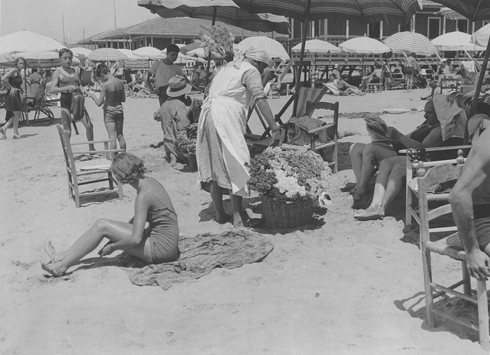Vita balneare: venditrice di fiori, Viareggio, 1934.  Cocanari