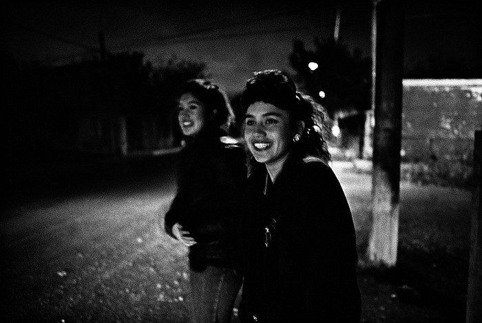 Lina Pallotta, Patty & Vicky, 2 sisters, Piedras Negras, MX, 1990. Stampa gelatina bromuro dargento.  Lina Pallotta